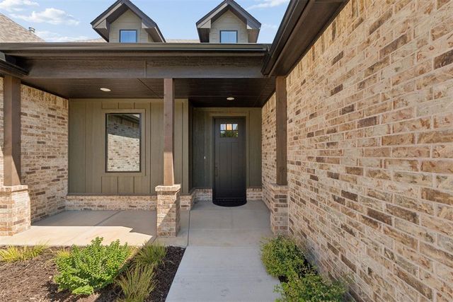 8110 Goldfinch Drive, Guthrie, OK 73044