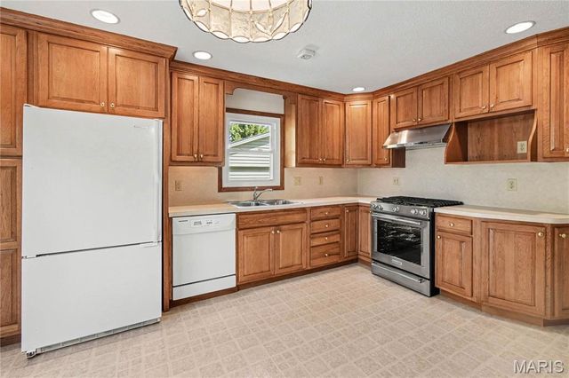 2311 Blue Hill Road, Chesterfield, MO 63017