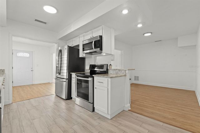 911 W CANDLEWOOD AVENUE, Tampa, FL 33603