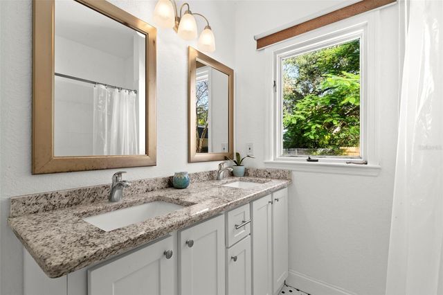 911 W CANDLEWOOD AVENUE, Tampa, FL 33603