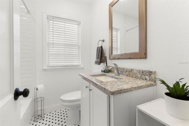 911 W CANDLEWOOD AVENUE, Tampa, FL 33603