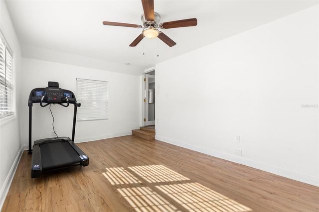 911 W CANDLEWOOD AVENUE, Tampa, FL 33603