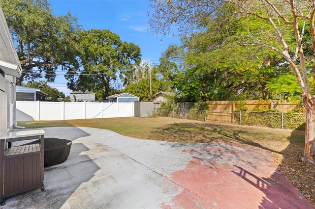 911 W CANDLEWOOD AVENUE, Tampa, FL 33603