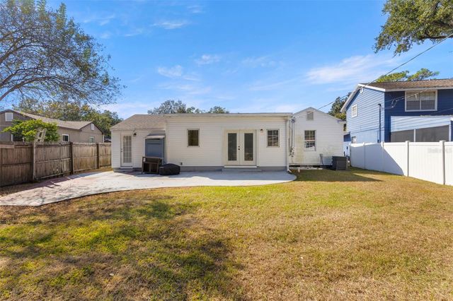 911 W CANDLEWOOD AVENUE, Tampa, FL 33603