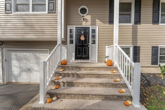 7 Hoffman Rd, High Bridge Boro, NJ 08829