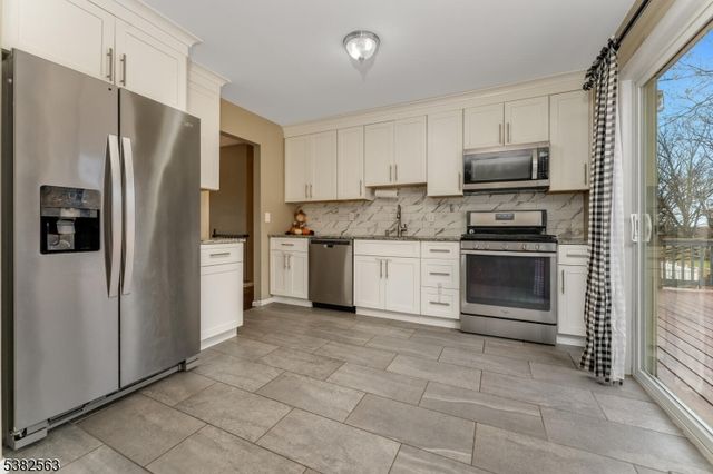 7 Hoffman Rd, High Bridge Boro, NJ 08829