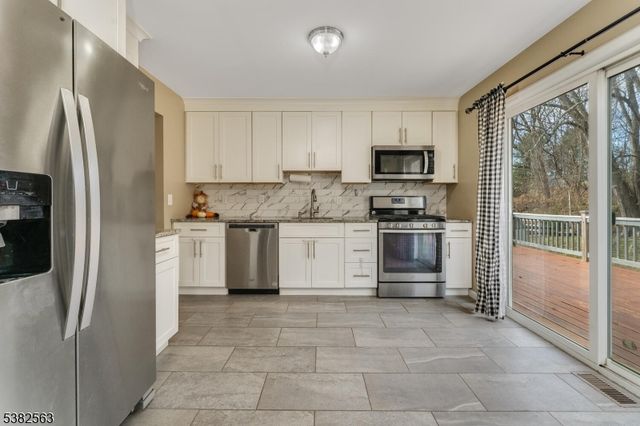 7 Hoffman Rd, High Bridge Boro, NJ 08829