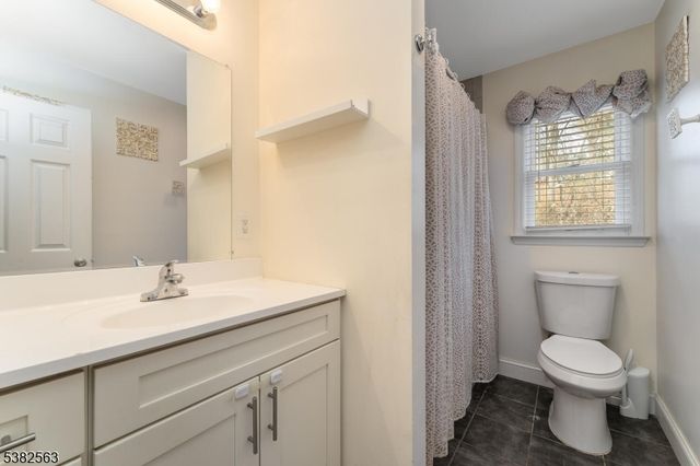 7 Hoffman Rd, High Bridge Boro, NJ 08829