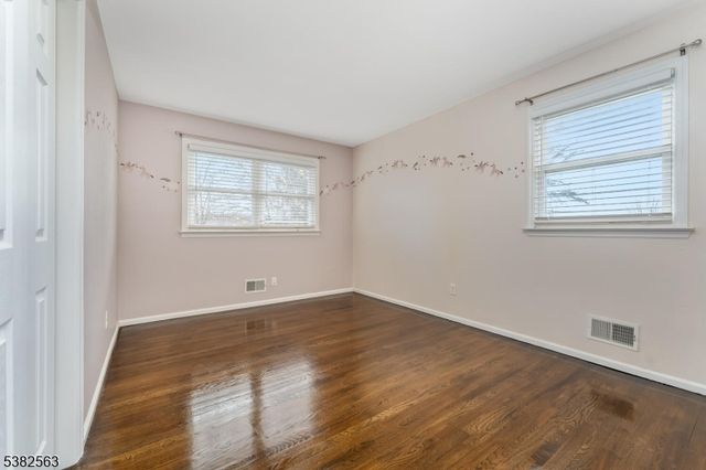 7 Hoffman Rd, High Bridge Boro, NJ 08829