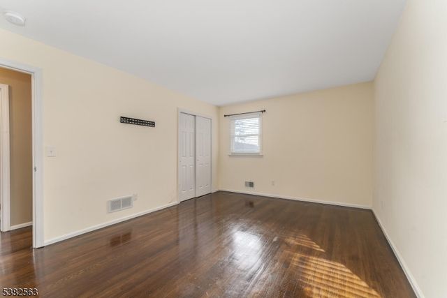 7 Hoffman Rd, High Bridge Boro, NJ 08829