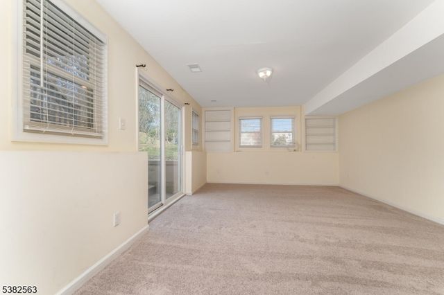 7 Hoffman Rd, High Bridge Boro, NJ 08829