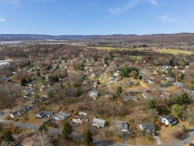 7 Hoffman Rd, High Bridge Boro, NJ 08829