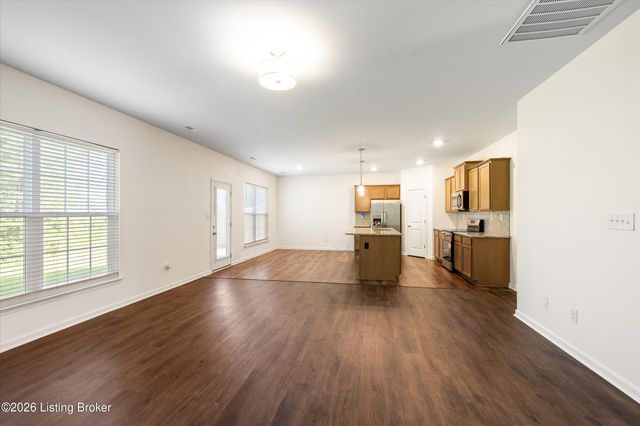 8102 Gateway Run Rd, Louisville, KY 40229