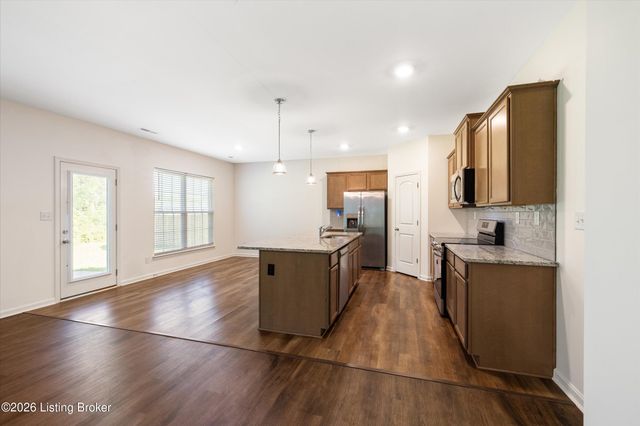 8102 Gateway Run Rd, Louisville, KY 40229