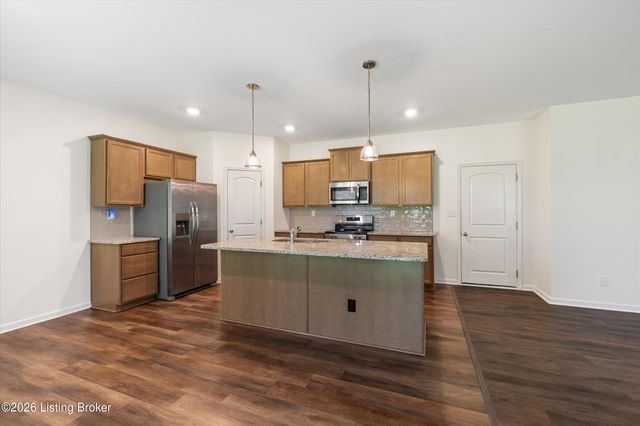 8102 Gateway Run Rd, Louisville, KY 40229