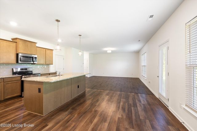 8102 Gateway Run Rd, Louisville, KY 40229