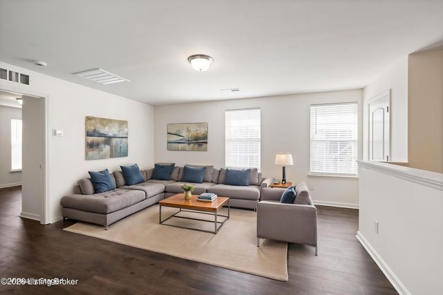 8102 Gateway Run Rd, Louisville, KY 40229