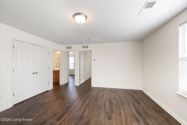 8102 Gateway Run Rd, Louisville, KY 40229