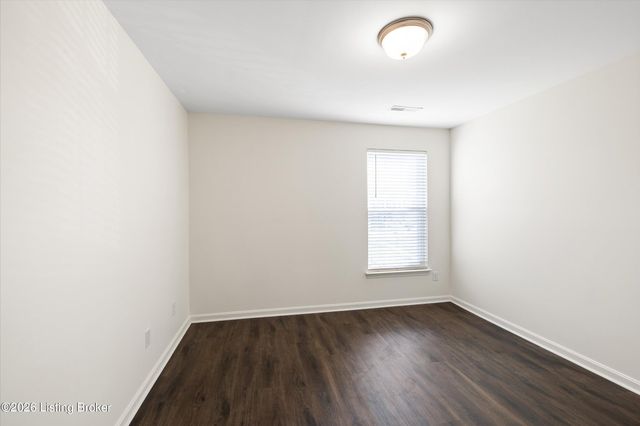 8102 Gateway Run Rd, Louisville, KY 40229
