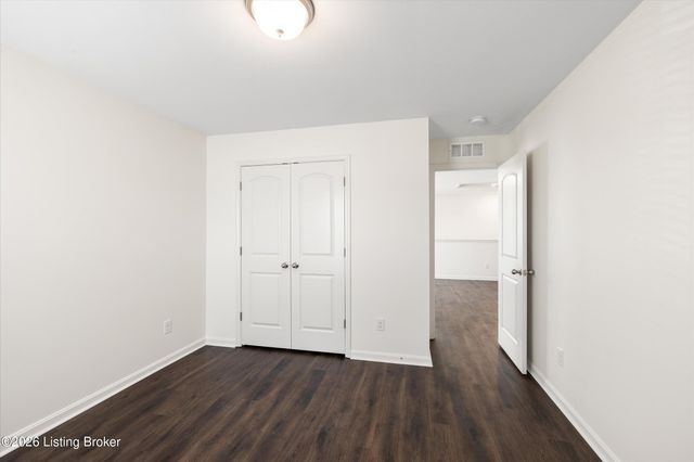 8102 Gateway Run Rd, Louisville, KY 40229