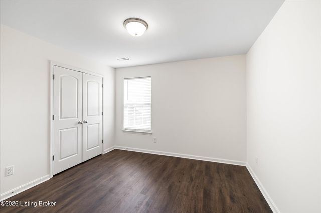 8102 Gateway Run Rd, Louisville, KY 40229