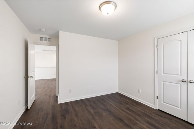 8102 Gateway Run Rd, Louisville, KY 40229