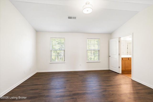 8102 Gateway Run Rd, Louisville, KY 40229