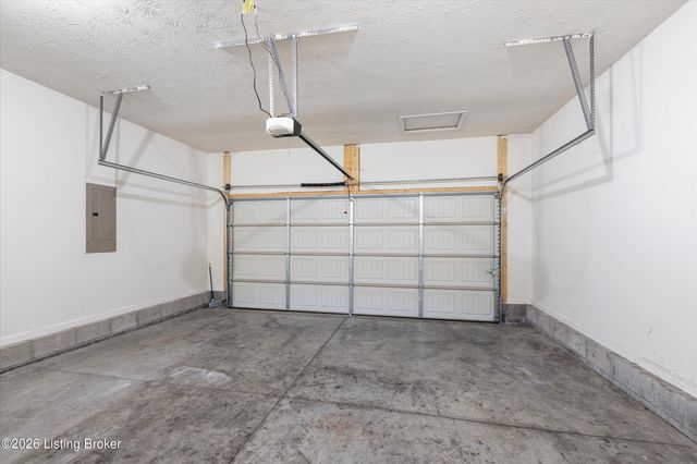 8102 Gateway Run Rd, Louisville, KY 40229