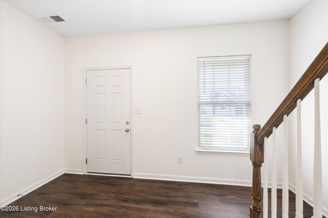 8102 Gateway Run Rd, Louisville, KY 40229