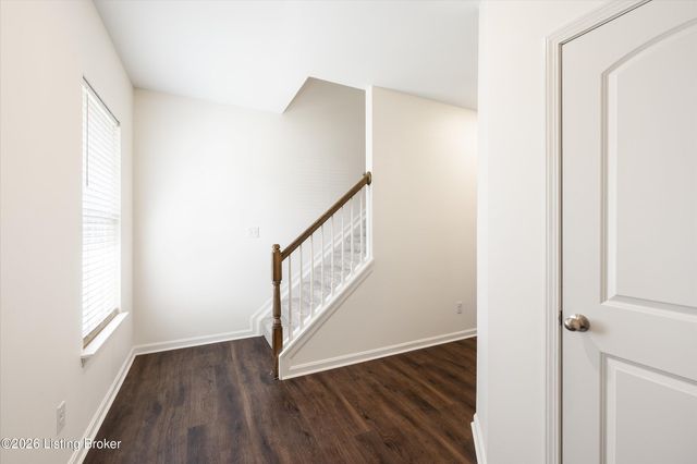 8102 Gateway Run Rd, Louisville, KY 40229