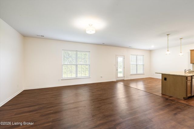 8102 Gateway Run Rd, Louisville, KY 40229