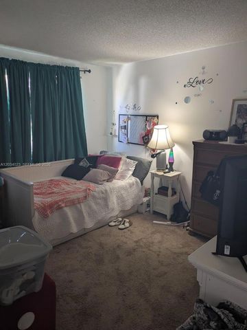 950 SW 95th Terrace, Pembroke Pines, FL 33025