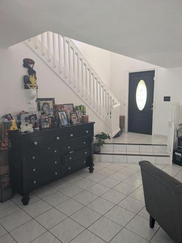 950 SW 95th Terrace, Pembroke Pines, FL 33025