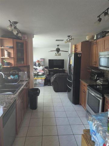 950 SW 95th Terrace, Pembroke Pines, FL 33025