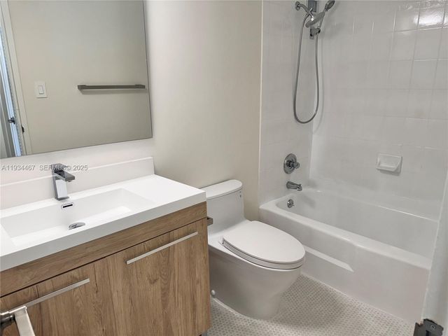 5161 Collins Ave 916, Miami Beach, FL 33140