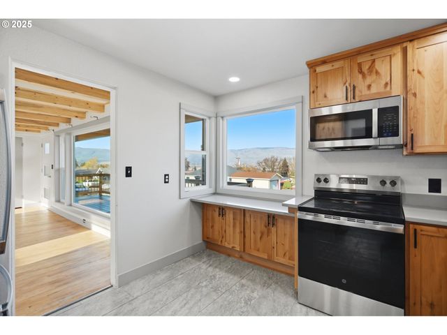 602 W 13TH St, The Dalles, OR 97058