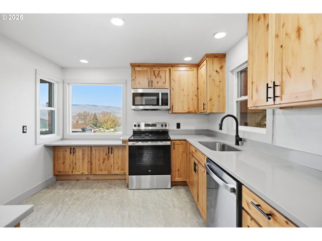 602 W 13TH St, The Dalles, OR 97058