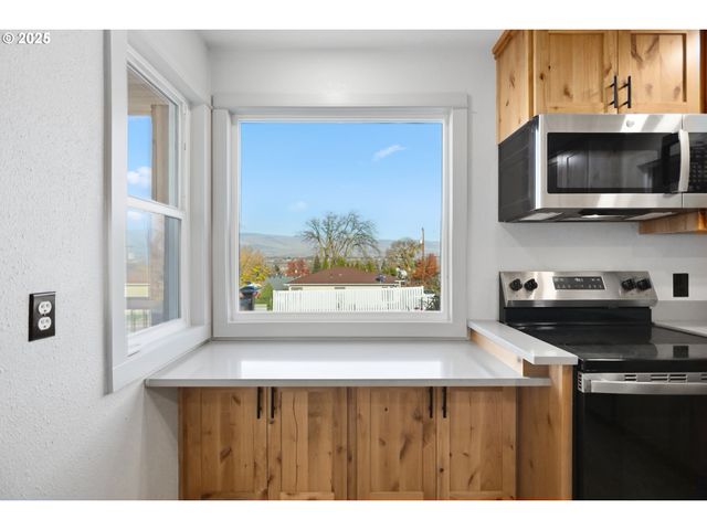 602 W 13TH St, The Dalles, OR 97058