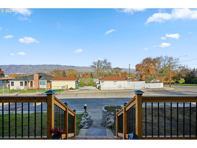 602 W 13TH St, The Dalles, OR 97058