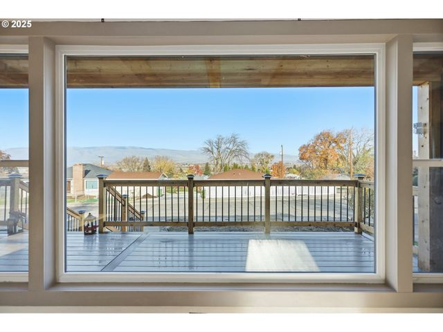 602 W 13TH St, The Dalles, OR 97058