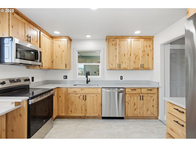 602 W 13TH St, The Dalles, OR 97058