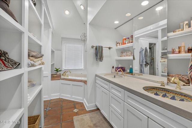 2228 Orchard Road, Ottawa Hills, OH 43606
