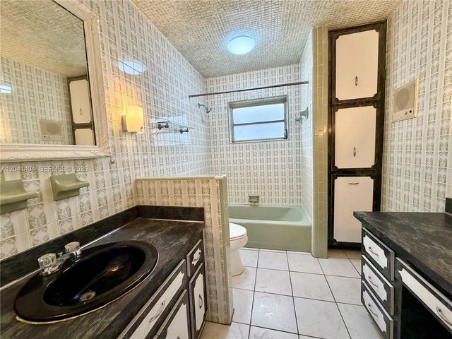 913 NW 22nd Pl 0, Miami, FL 33125