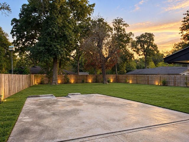 916 Brook Forest Drive A, Conroe, TX 77385