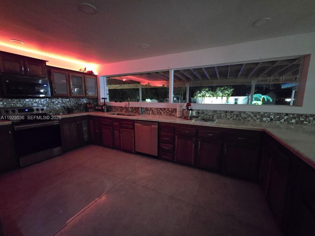 Image 12 of property listing at 16401 SW 292nd St., Homestead, FL 33033