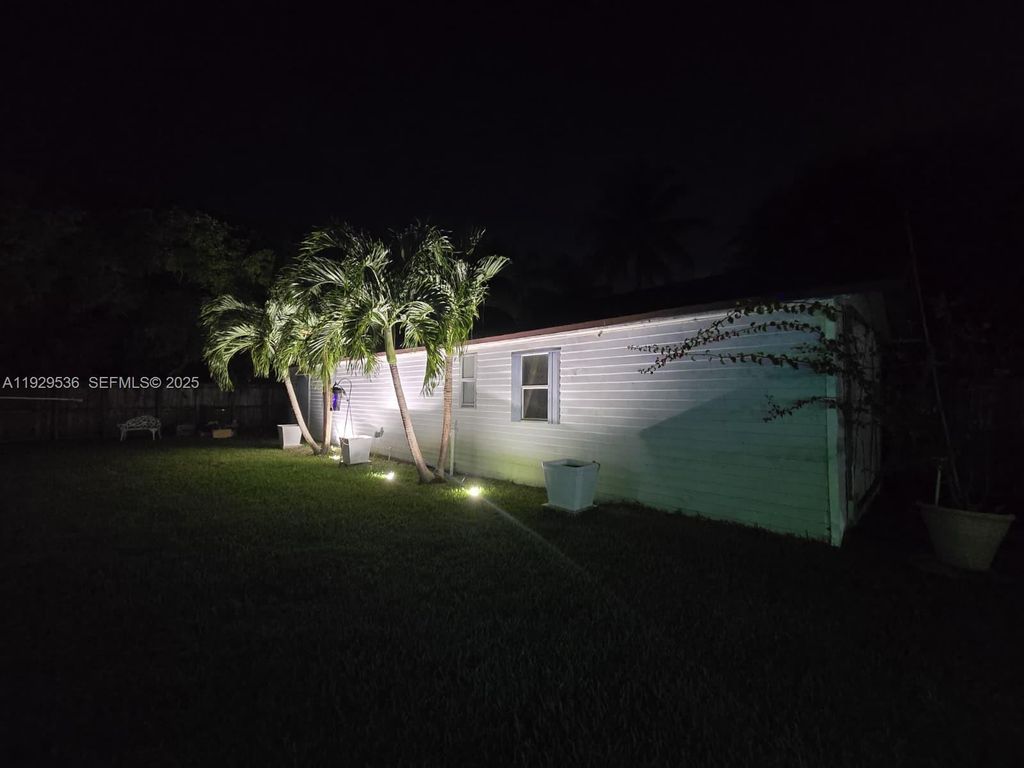 Image 14 of property listing at 16401 SW 292nd St., Homestead, FL 33033