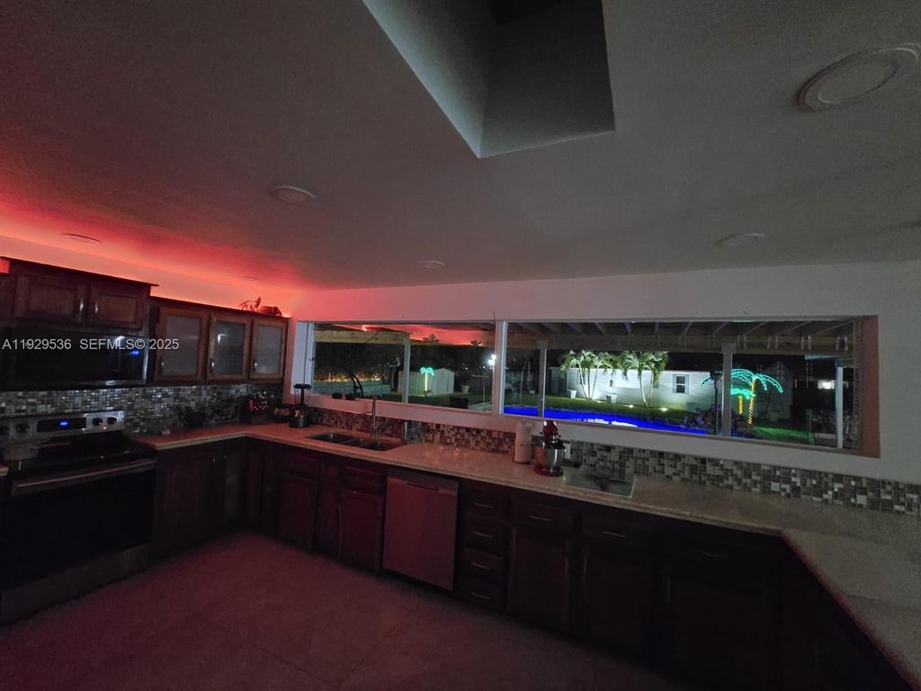 Image 19 of property listing at 16401 SW 292nd St., Homestead, FL 33033