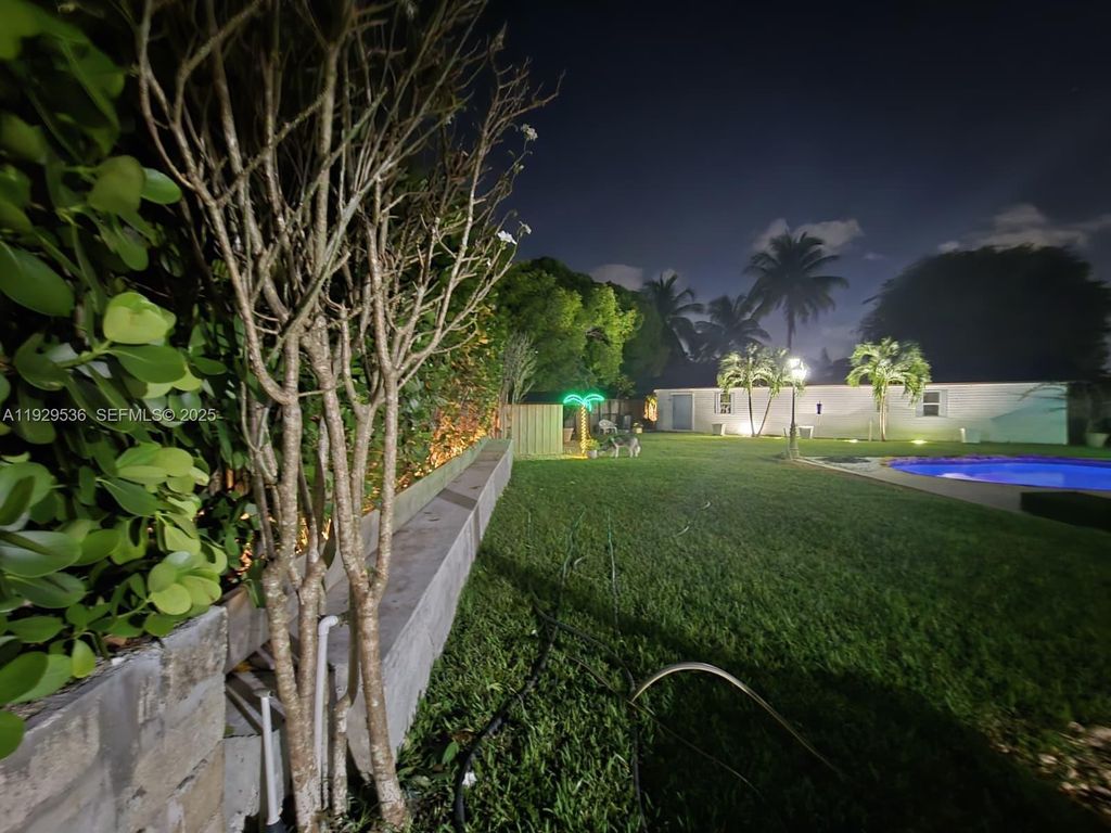 Image 22 of property listing at 16401 SW 292nd St., Homestead, FL 33033