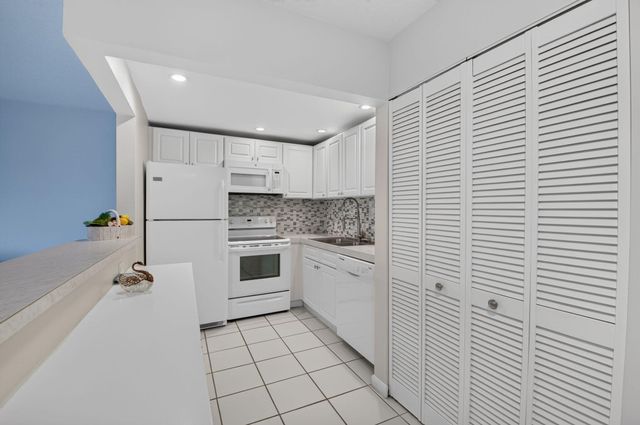 591 Fanshaw O, Boca Raton, FL 33434