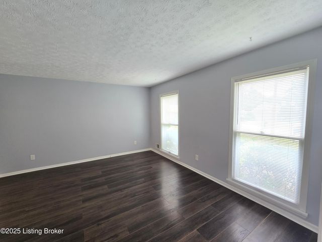 9313 Le Beau Ct, Louisville, KY 40299